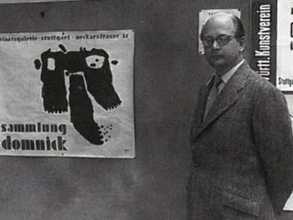 Ottomar Domnick vor einem Plakat zu seiner Sammlung in Stuttgart 1952