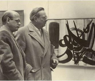 Domnick und Baumeister vor einem Gemälde von Hans  Hartung