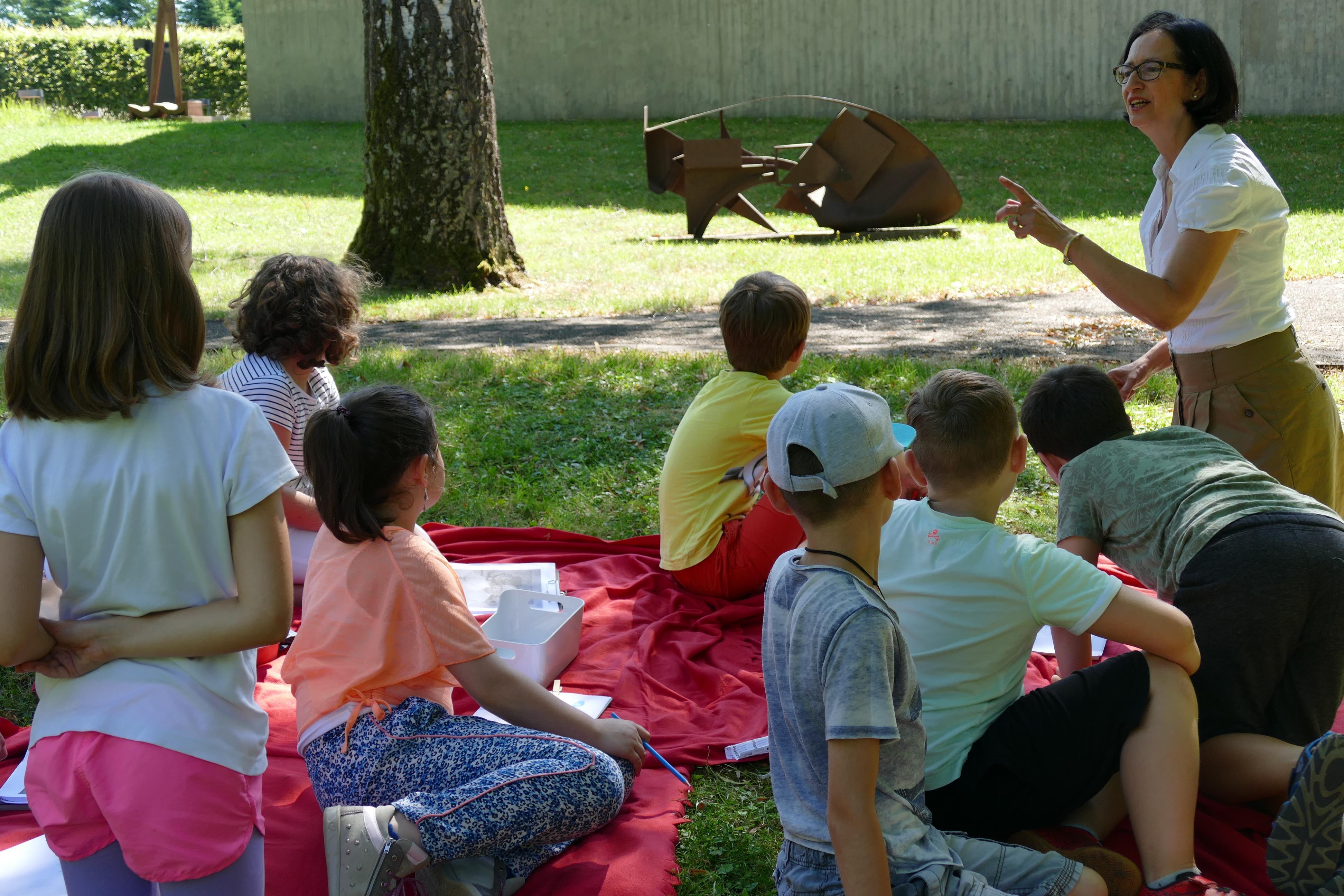 Schulkinder im Garten der Sammlung Domnick