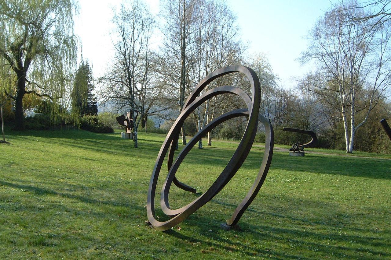 Sammlung Domnick, Plastik von Bernar Venet „Ligne indéterminée“, 1985