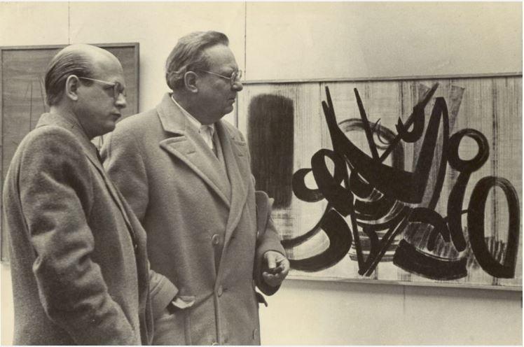 Ottomar Domnick und Willi Baumeister vor einem Werk von Hans Hartung