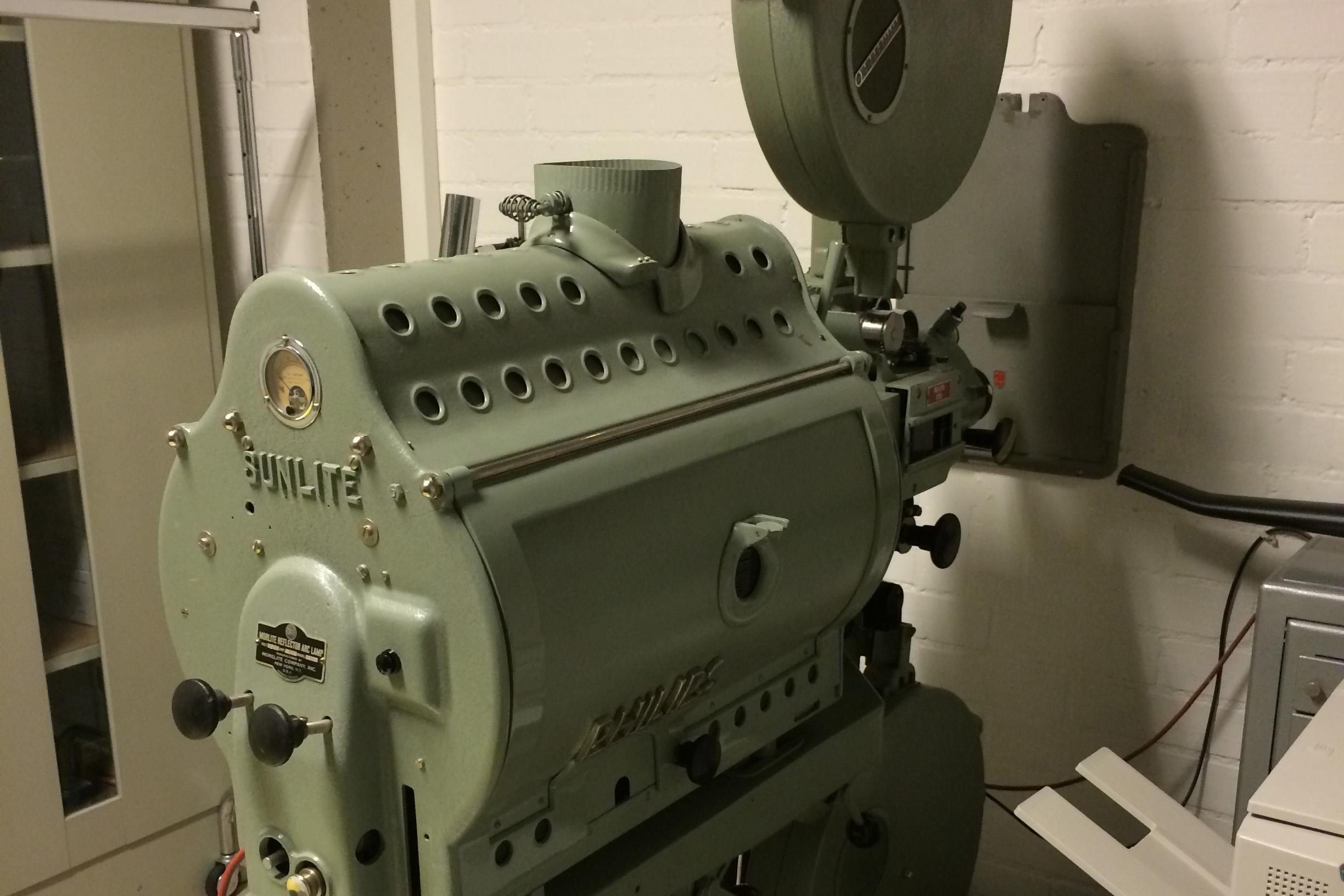 Sammlung Domnick, historischer Filmprojektor der Marke Philips/Sunlite FP5