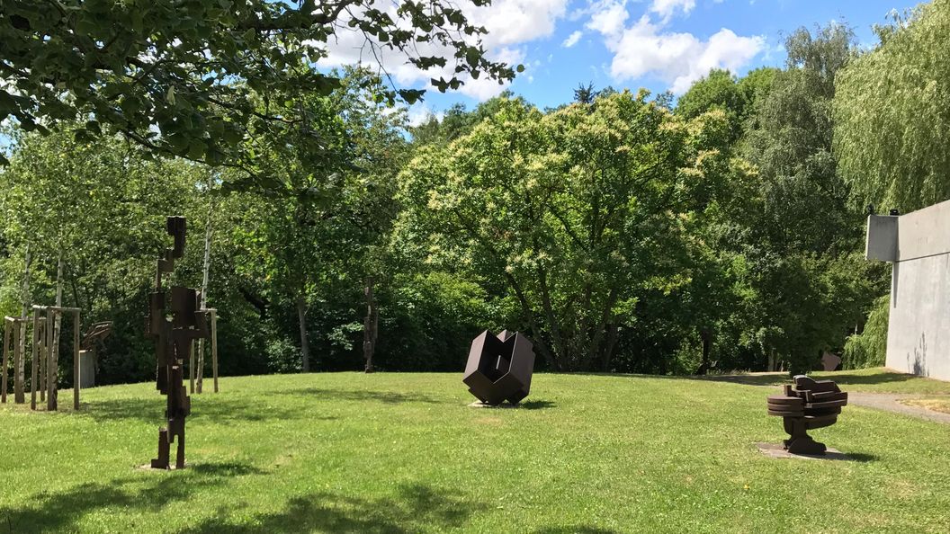 Skulpturen im Garten der Villa Domnick