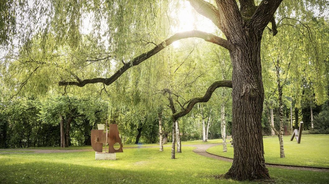 Sammlung Domnick, großformatige Skulpturen im Park der Villa 